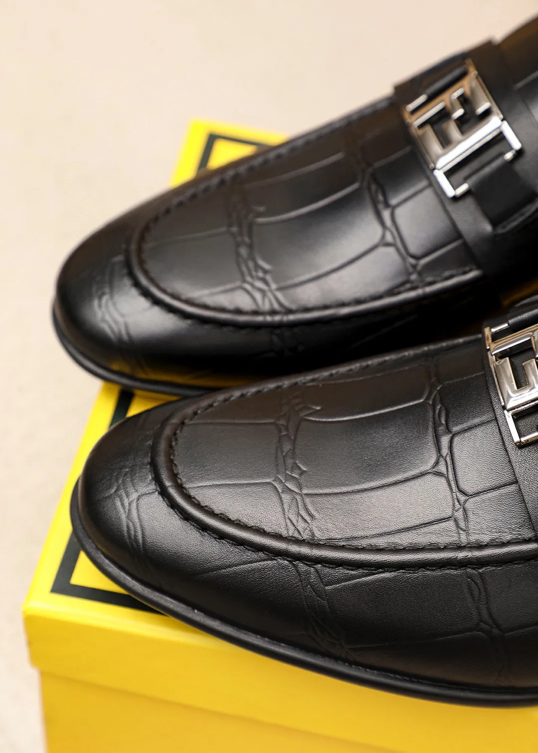 Men's shoes 💰460 💐 Product trademark: FENDI [Fendi] casual leather shoes Regular size: 39-44 (38.45🉑️customized) Product materials: Selected imported first-layer calfskin embossed upper + luxury hardware buckle, imported cowhide leather lining. Strong three-dimensional visual effect, original outsole color: 1⃣️color optional